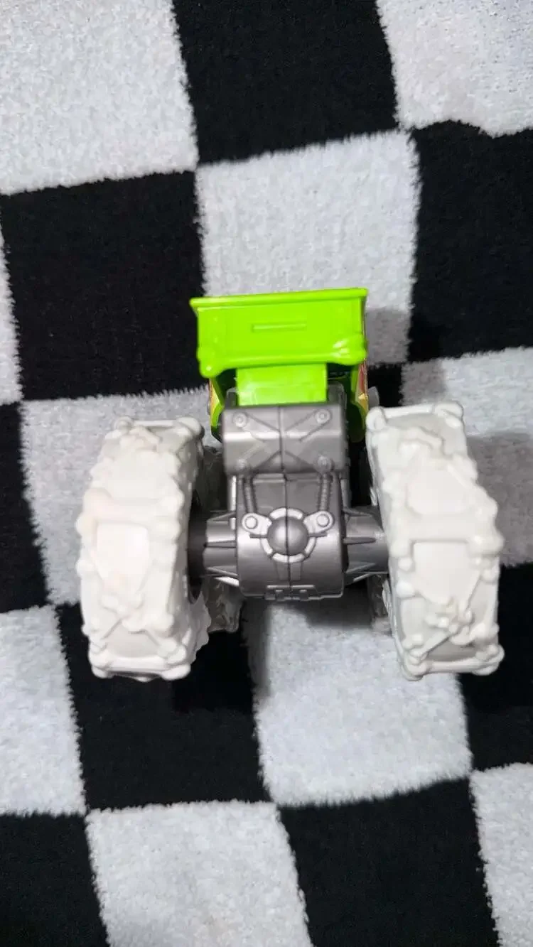 Hot Wheels Monster Trucks Twisted Tredz Bone Shaker Green Skull 1:43 Scale